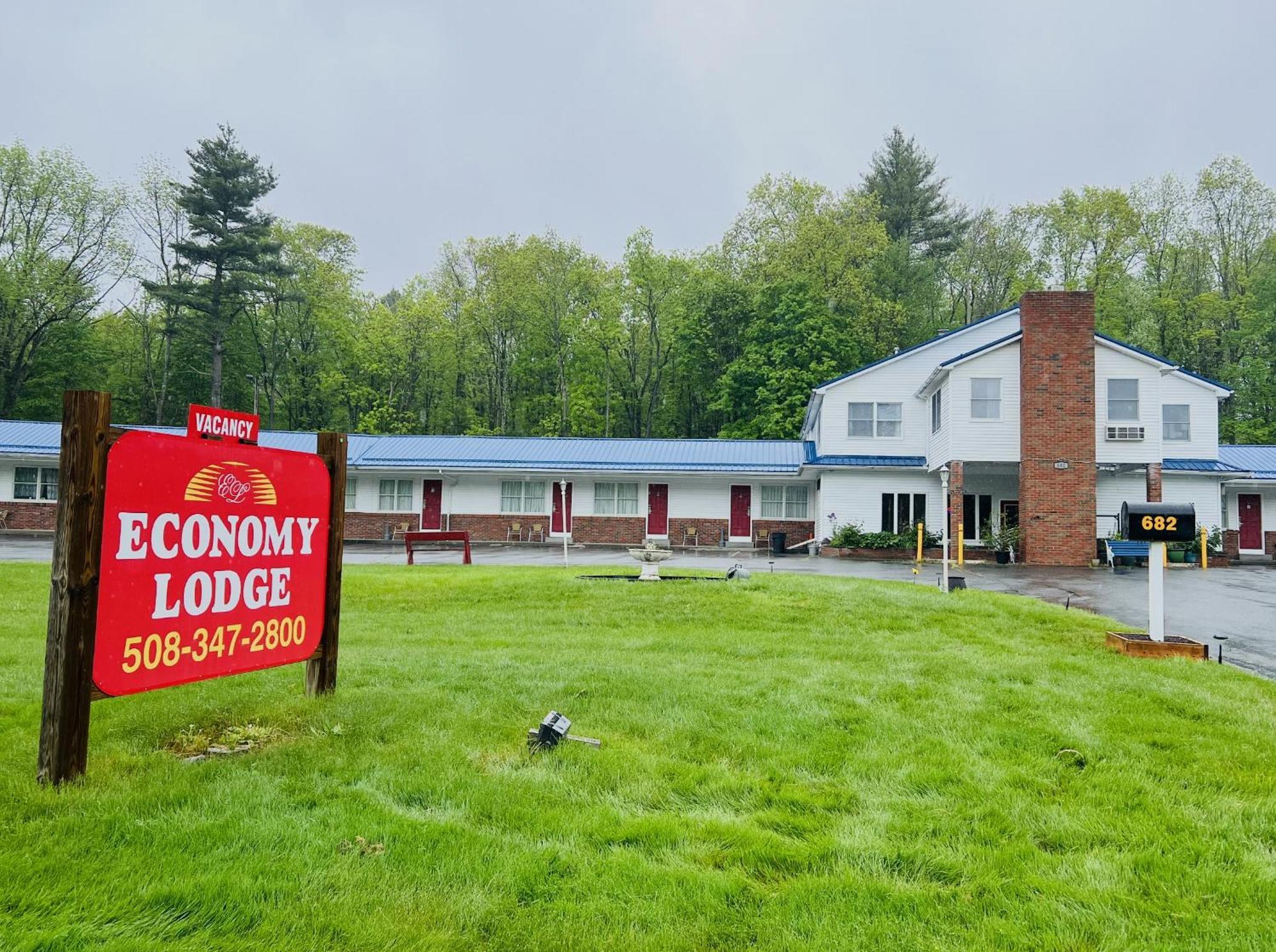 Economy Lodge 682 Main St Sturbridge Exterior photo