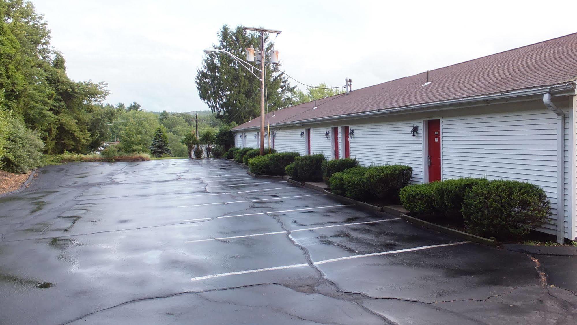 Economy Lodge 682 Main St Sturbridge Exterior photo